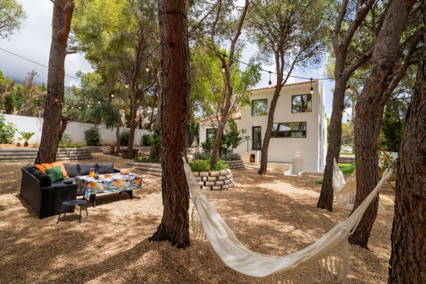 1392NS - Moderne 4-Zimmer-Villa mit privater Waldbewaldung in Altea