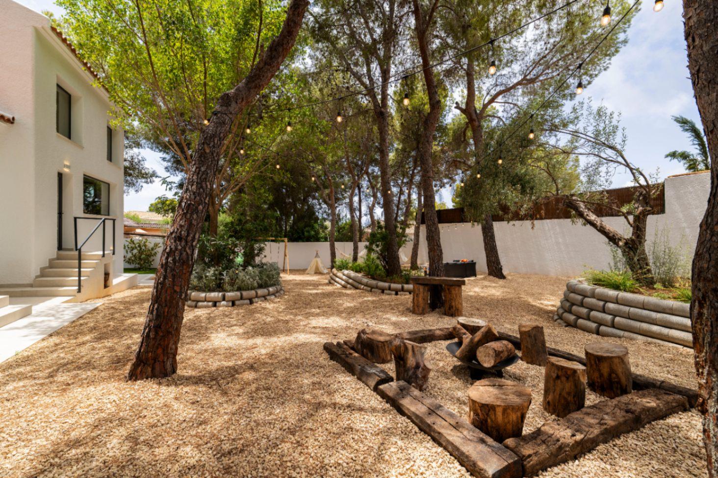 1392NS - Moderne 4-Zimmer-Villa mit privater Waldbewaldung in Altea