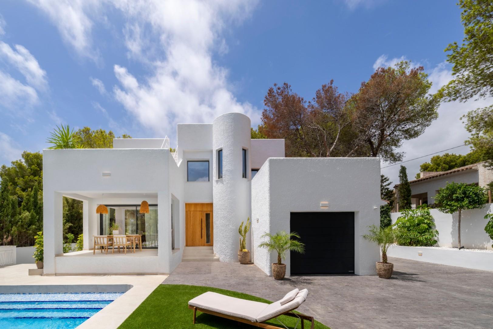 1392NS - Moderne 4-Zimmer-Villa mit privater Waldbewaldung in Altea