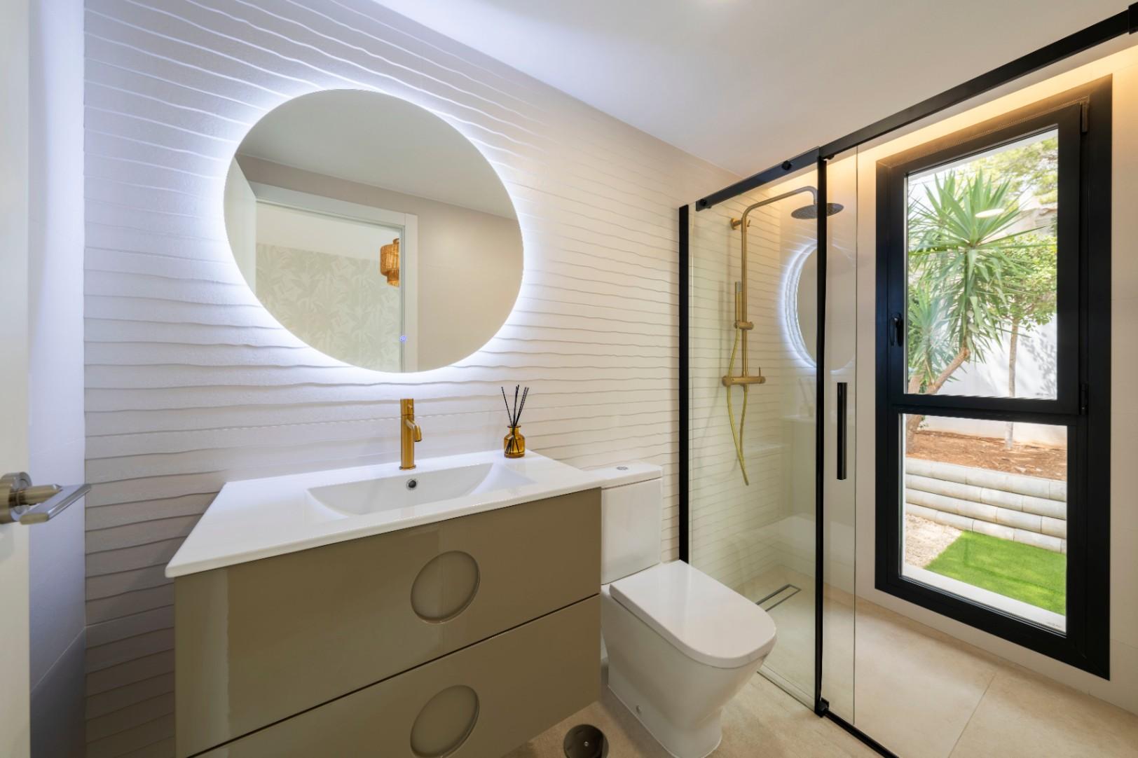 1392NS - Moderne 4-Zimmer-Villa mit privater Waldbewaldung in Altea