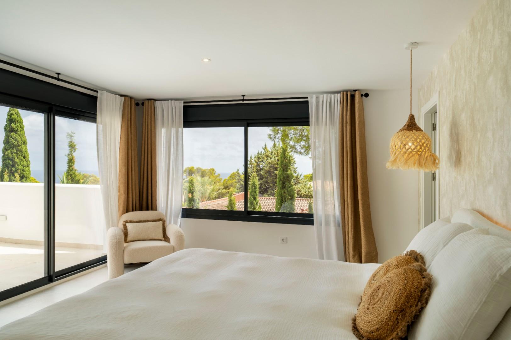 1392NS - Moderne 4-Zimmer-Villa mit privater Waldbewaldung in Altea