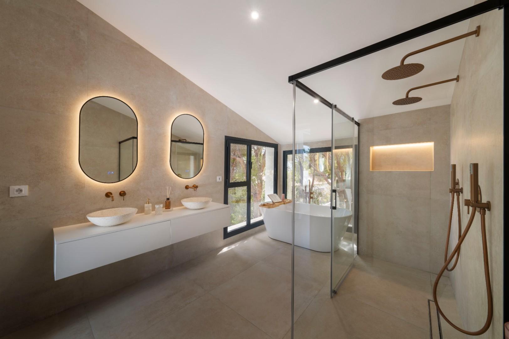 1392NS - Moderne 4-Zimmer-Villa mit privater Waldbewaldung in Altea