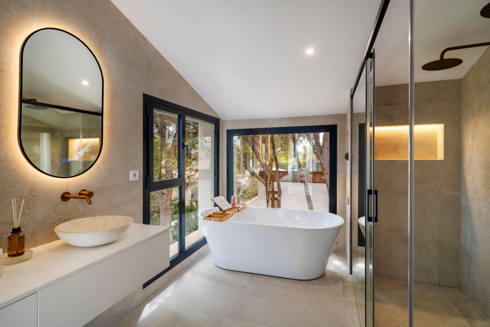 1392NS - Moderne 4-Zimmer-Villa mit privater Waldbewaldung in Altea