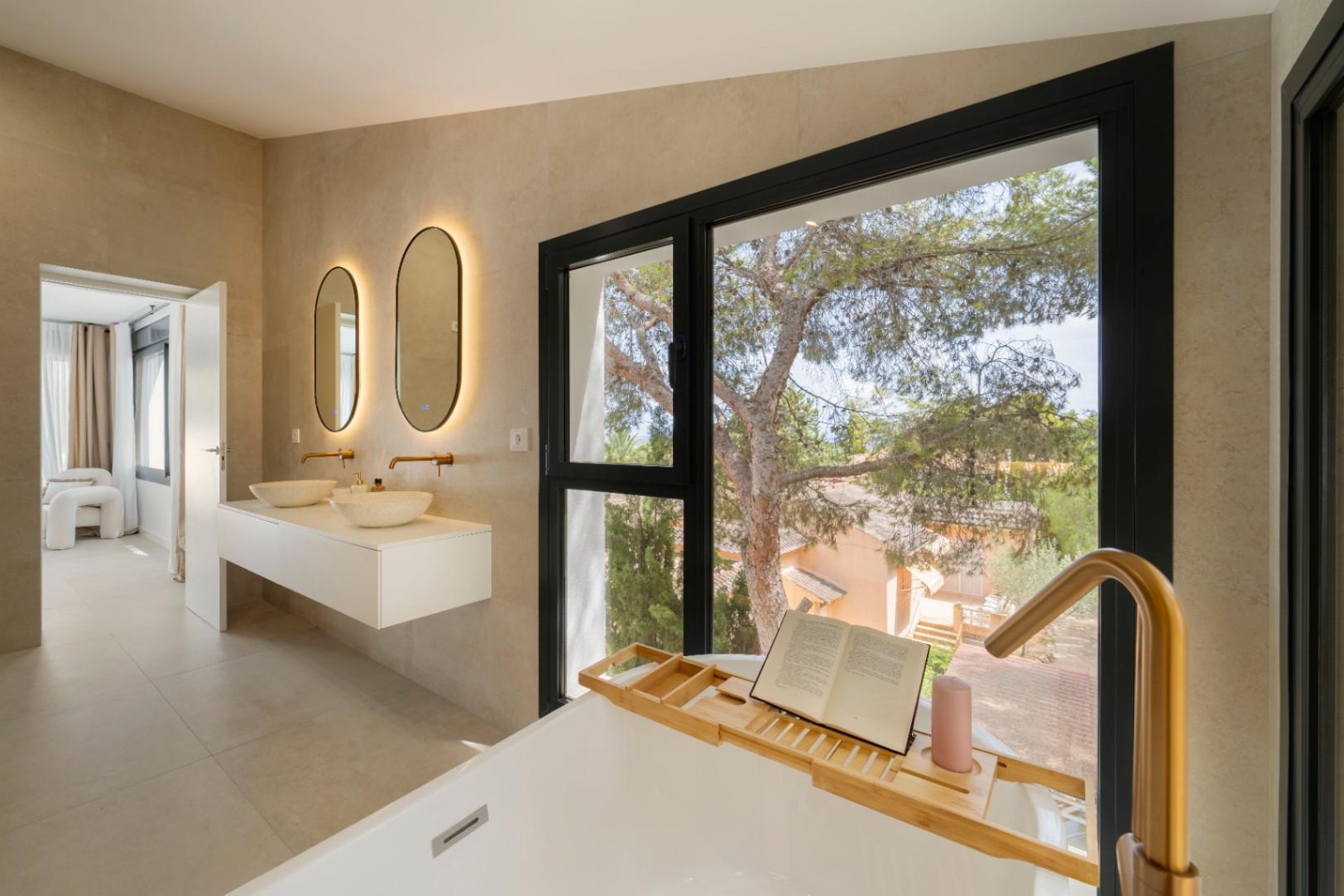 1392NS - Moderne 4-Zimmer-Villa mit privater Waldbewaldung in Altea