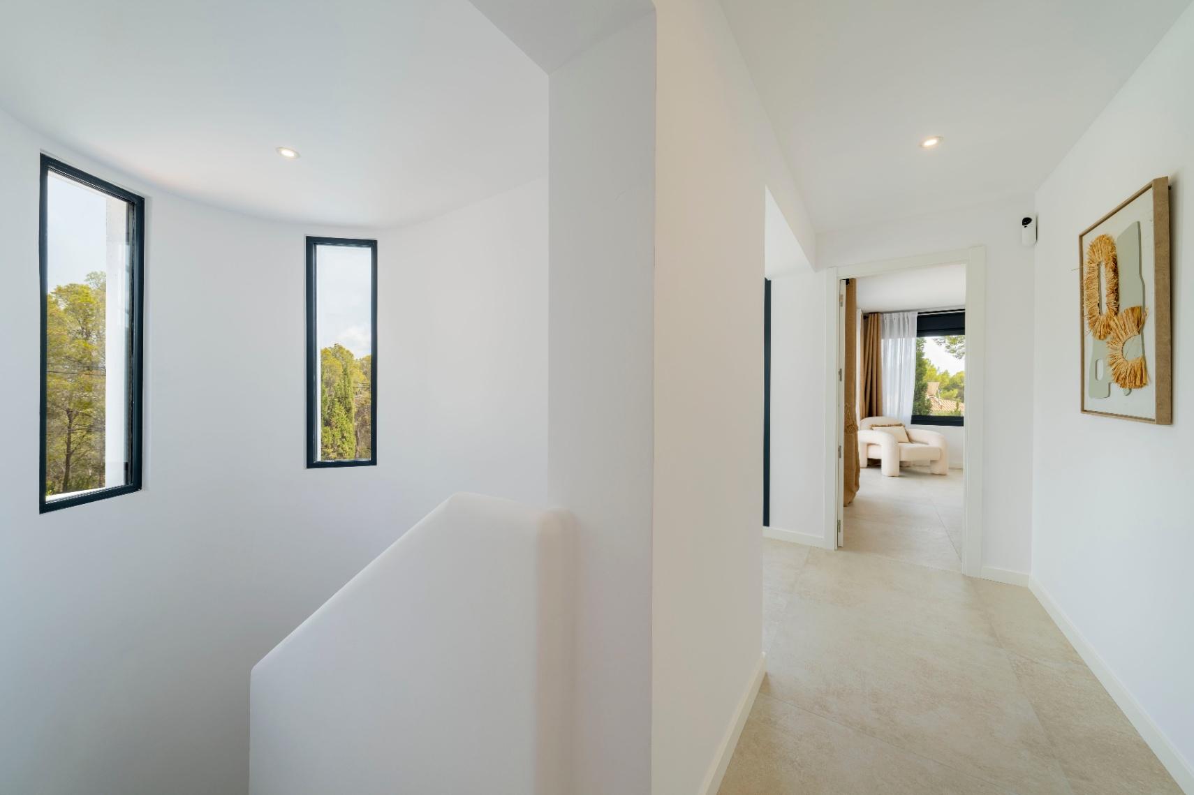 1392NS - Moderne 4-Zimmer-Villa mit privater Waldbewaldung in Altea