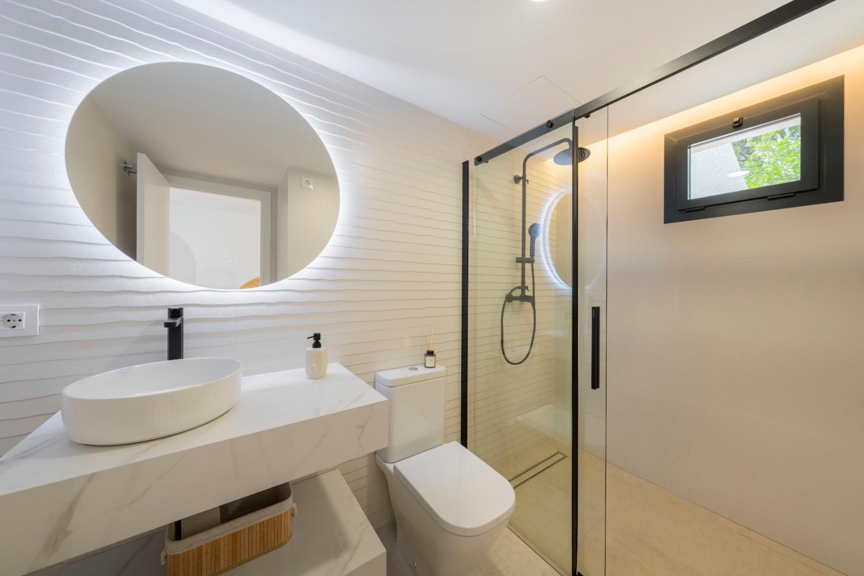 1392NS - Moderne 4-Zimmer-Villa mit privater Waldbewaldung in Altea