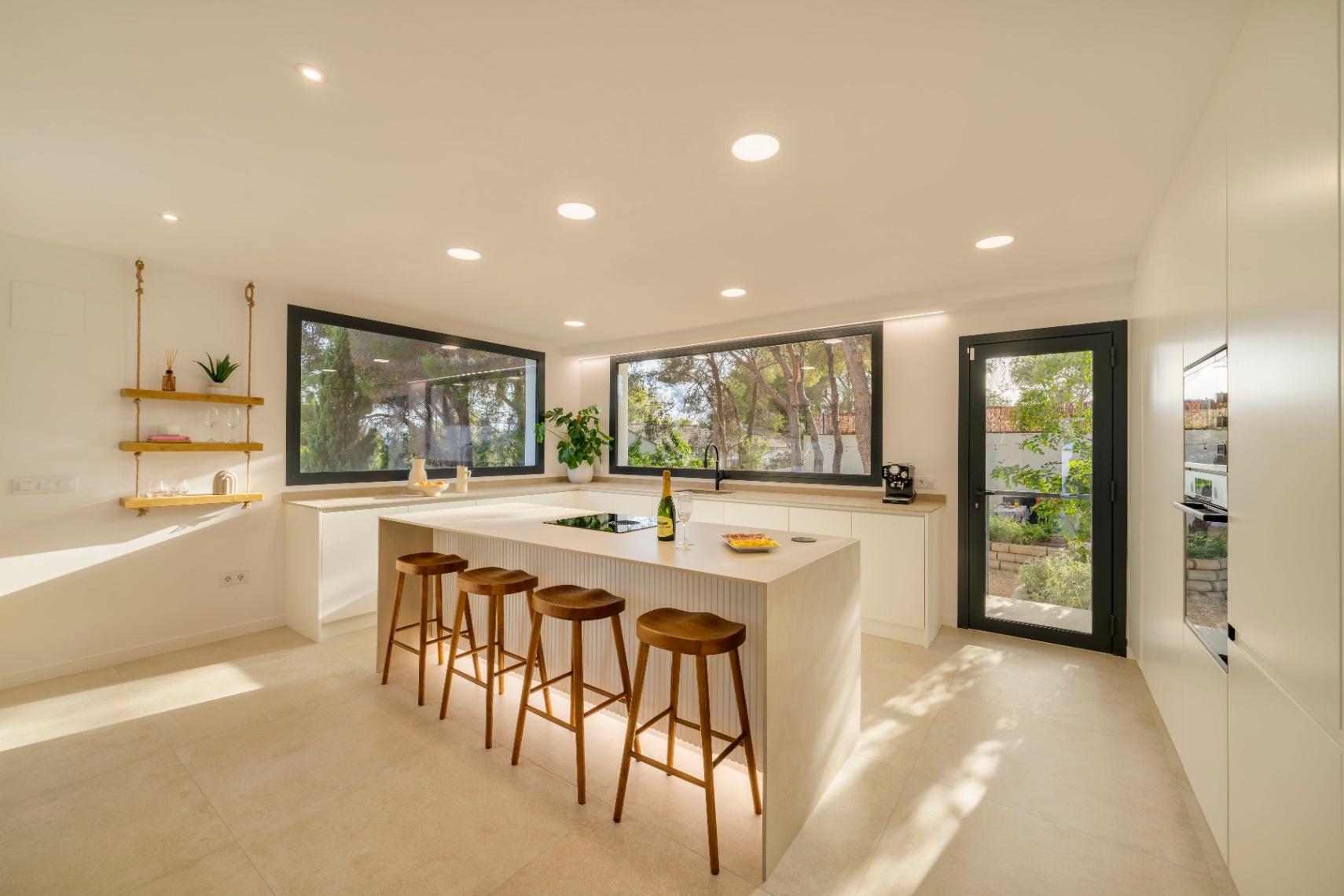 1392NS - Moderne 4-Zimmer-Villa mit privater Waldbewaldung in Altea