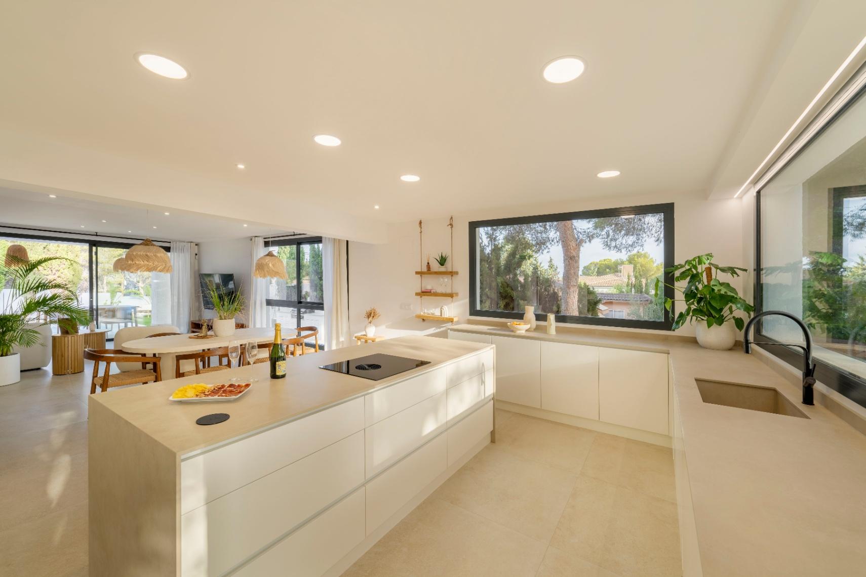 1392NS - Moderne 4-Zimmer-Villa mit privater Waldbewaldung in Altea