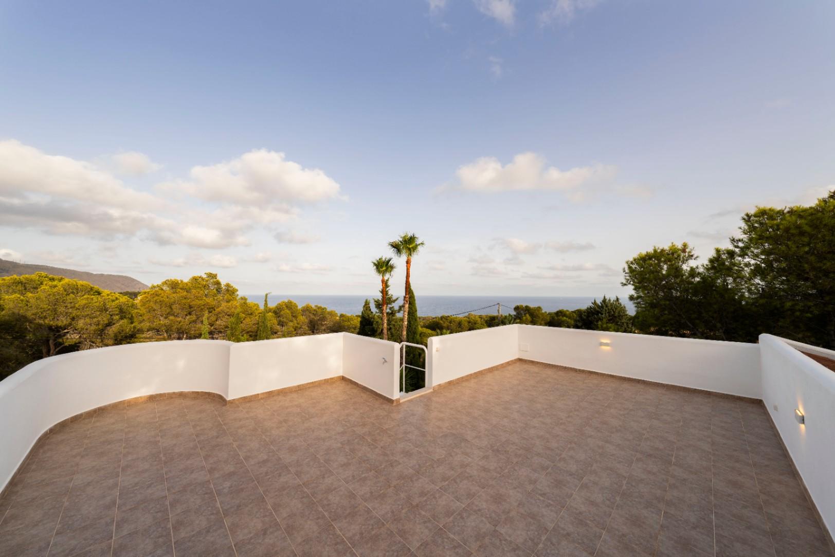 1392NS - Moderne 4-Zimmer-Villa mit privater Waldbewaldung in Altea
