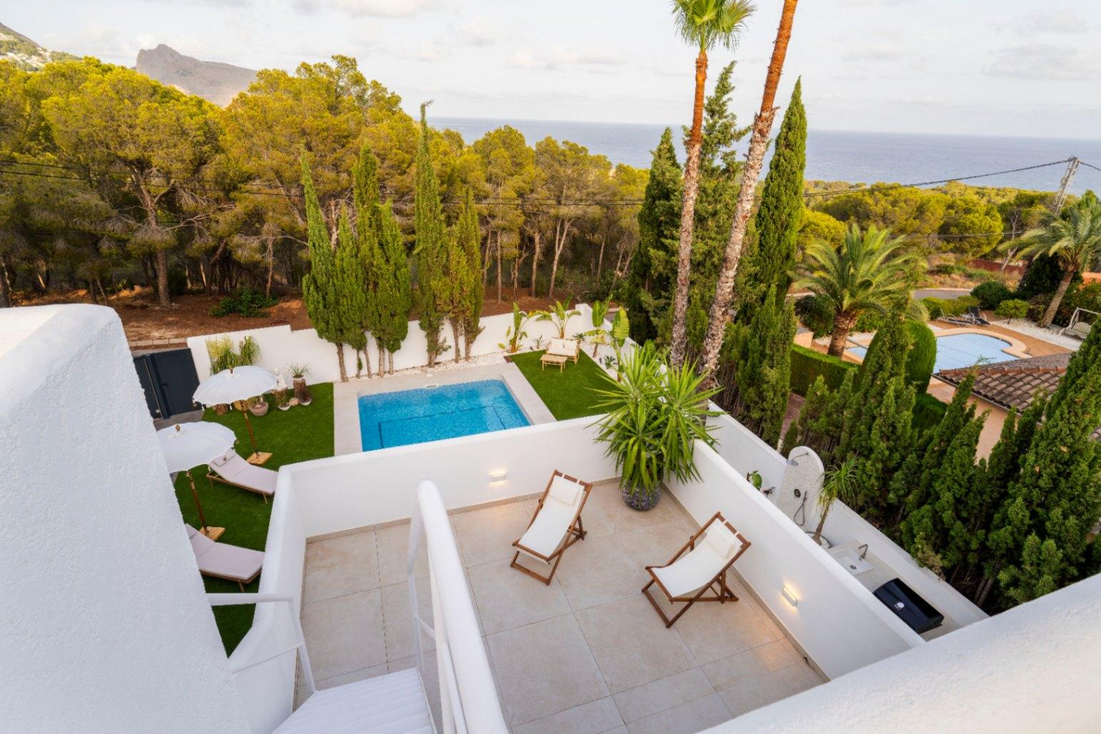 1392NS - Moderne 4-Zimmer-Villa mit privater Waldbewaldung in Altea