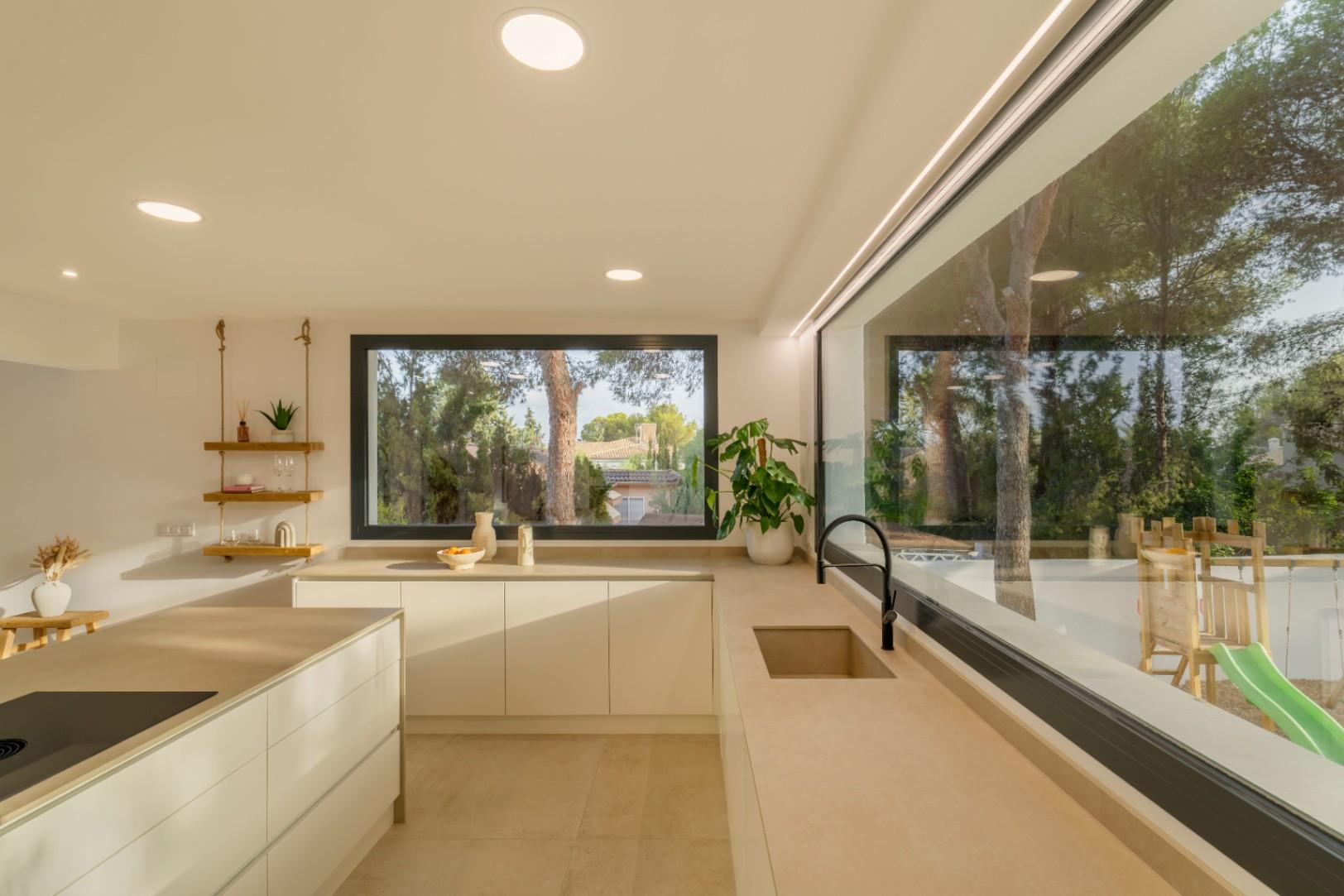 1392NS - Moderne 4-Zimmer-Villa mit privater Waldbewaldung in Altea