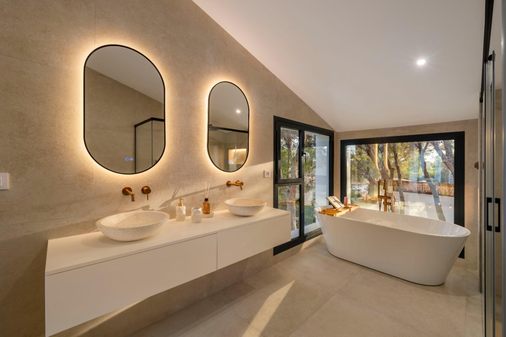 1392NS - Moderne 4-Zimmer-Villa mit privater Waldbewaldung in Altea
