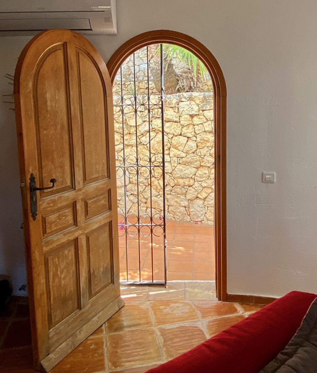 1394NS - In Altea La Vella, in der Nähe des Golfplatzes, mit mediterraner Eleganz und Blick auf das Meer und die Berge.