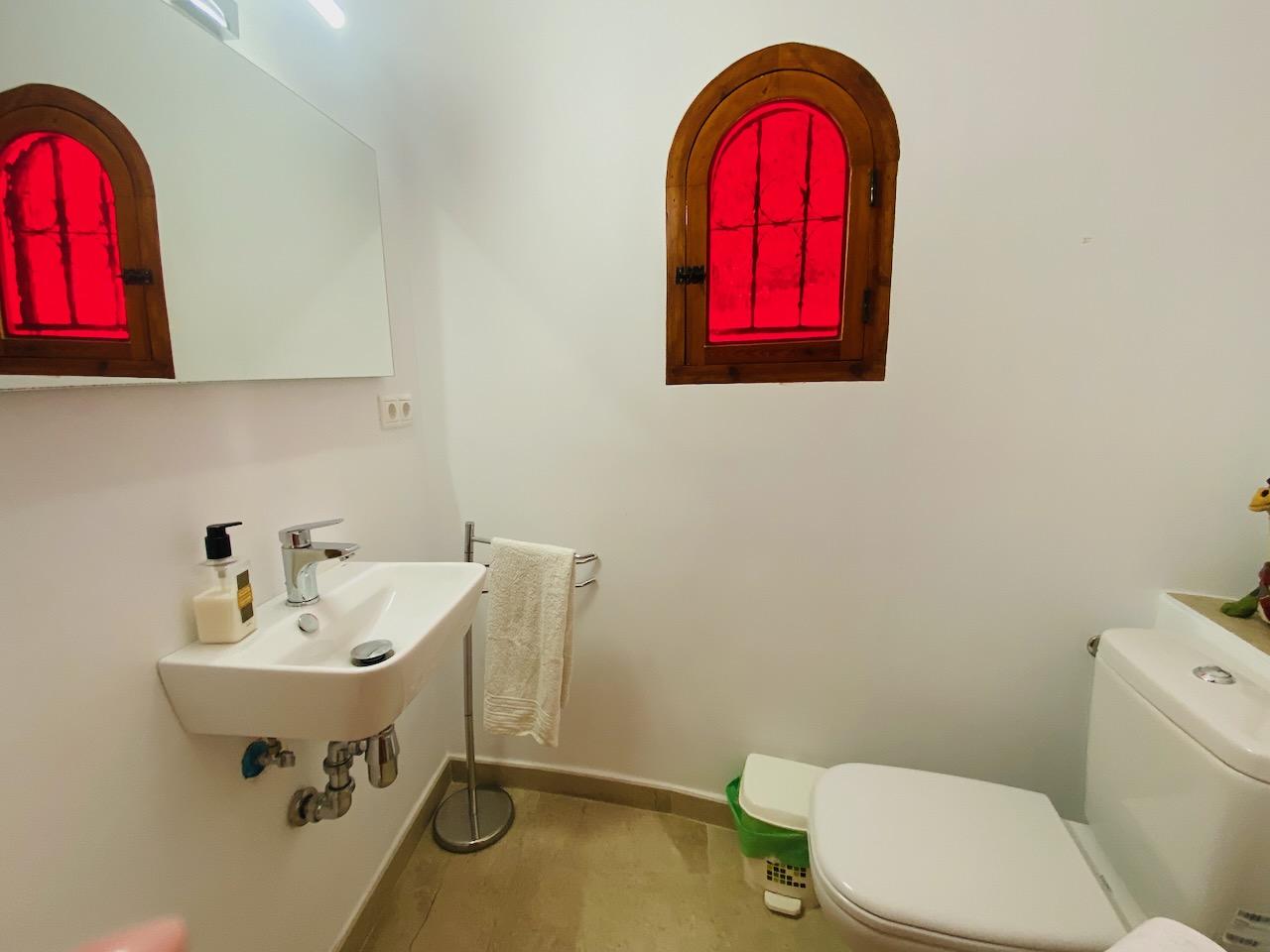 1394NS - In Altea La Vella, in der Nähe des Golfplatzes, mit mediterraner Eleganz und Blick auf das Meer und die Berge.