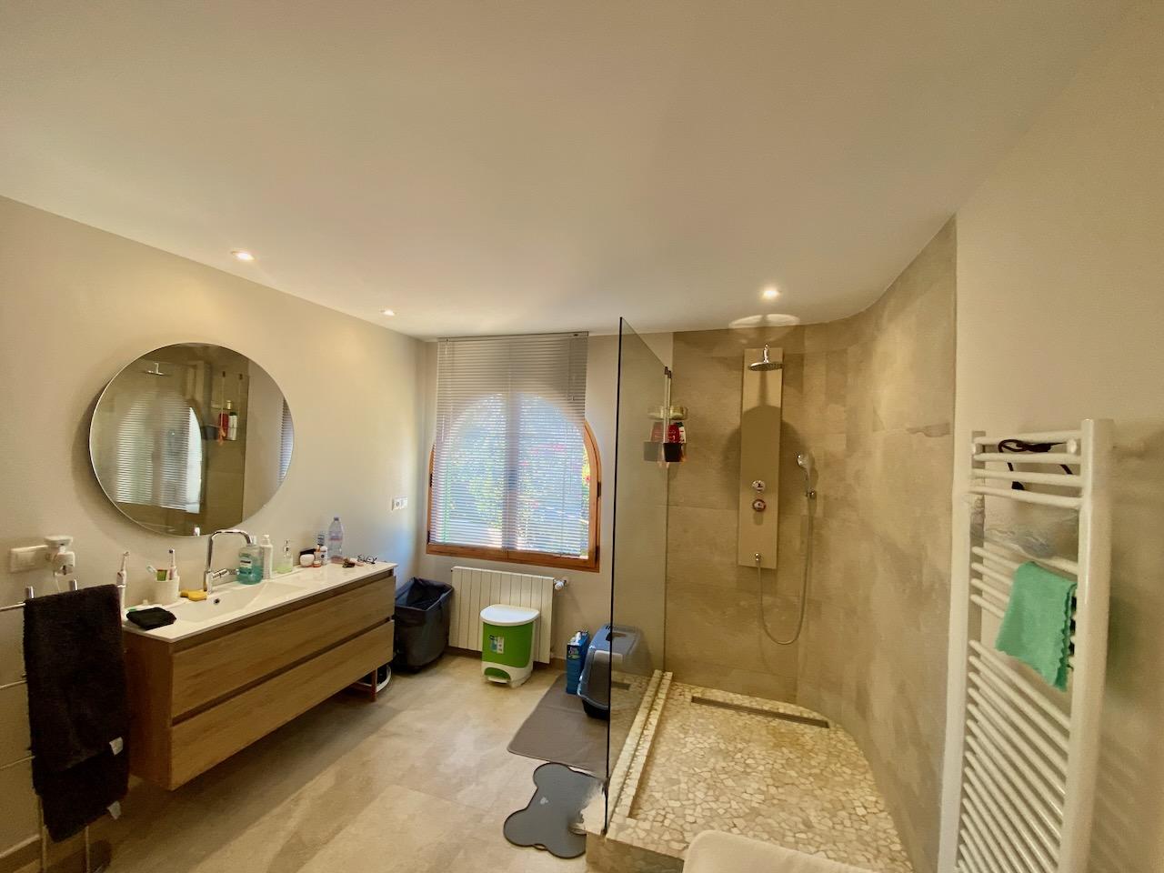 1394NS - In Altea La Vella, in der Nähe des Golfplatzes, mit mediterraner Eleganz und Blick auf das Meer und die Berge.