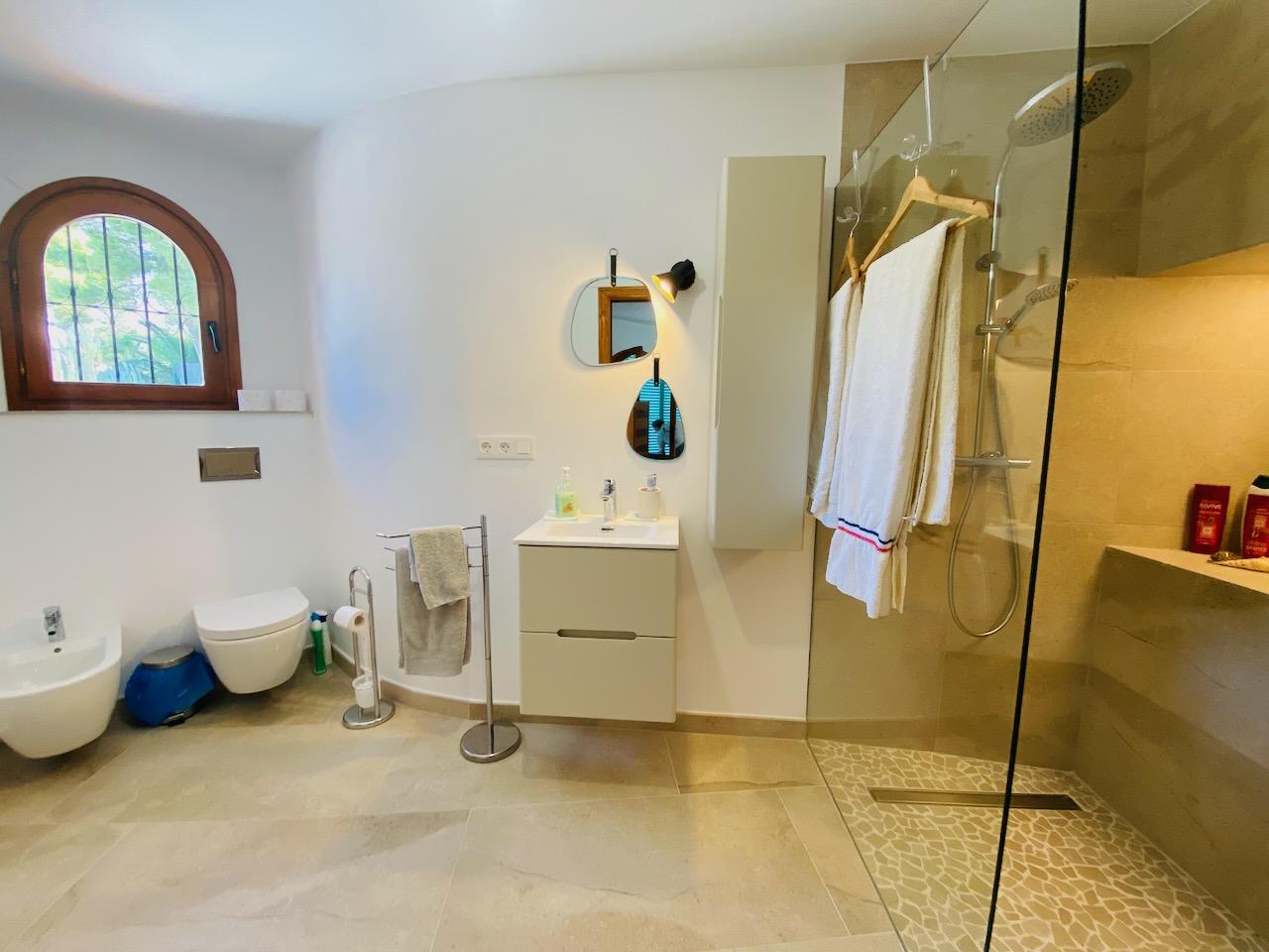 1394NS - In Altea La Vella, in der Nähe des Golfplatzes, mit mediterraner Eleganz und Blick auf das Meer und die Berge.