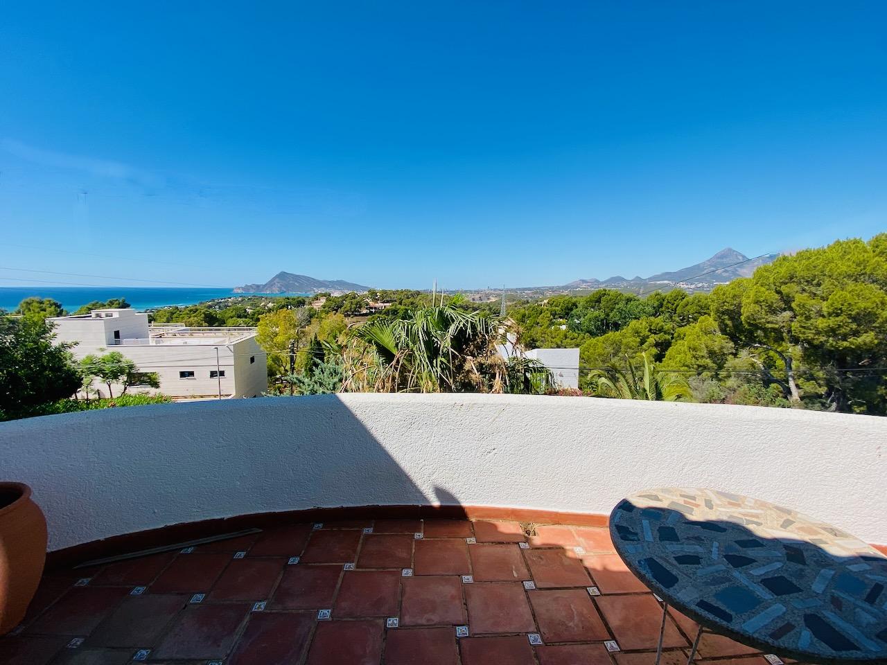 1394NS - In Altea La Vella, in der Nähe des Golfplatzes, mit mediterraner Eleganz und Blick auf das Meer und die Berge.
