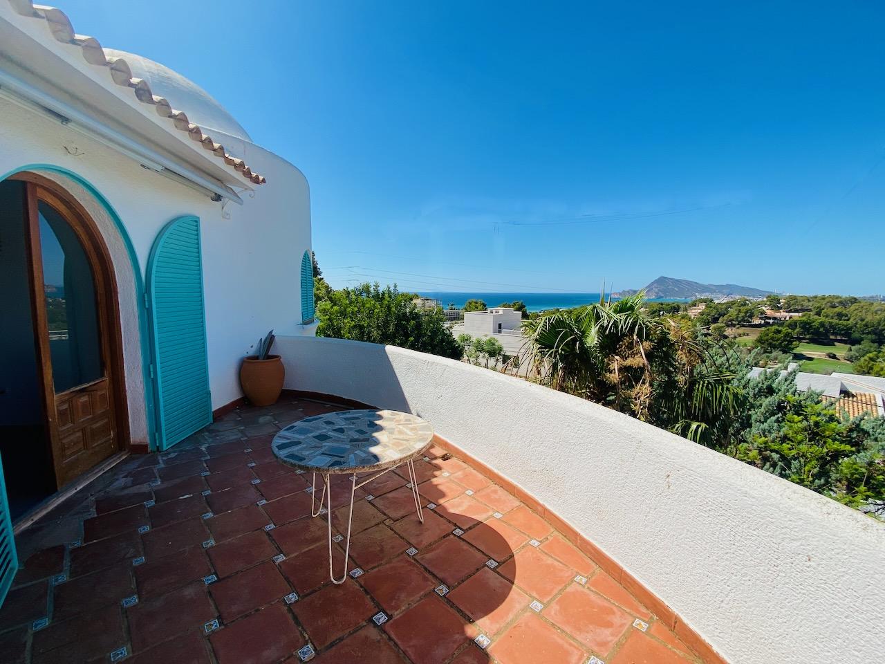 1394NS - In Altea La Vella, in der Nähe des Golfplatzes, mit mediterraner Eleganz und Blick auf das Meer und die Berge.