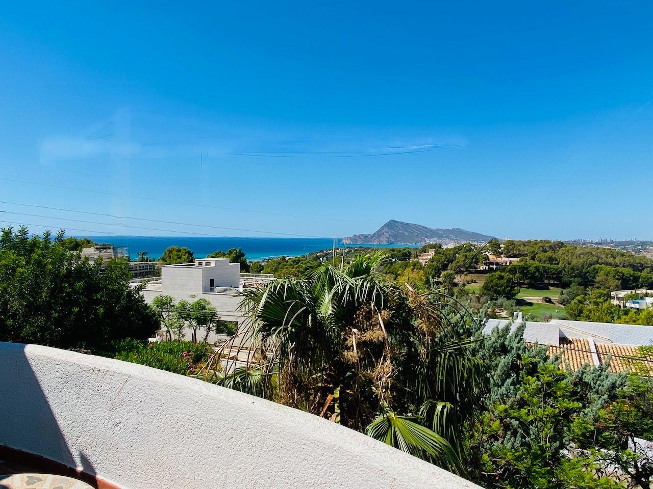 1394NS - In Altea La Vella, in der Nähe des Golfplatzes, mit mediterraner Eleganz und Blick auf das Meer und die Berge.