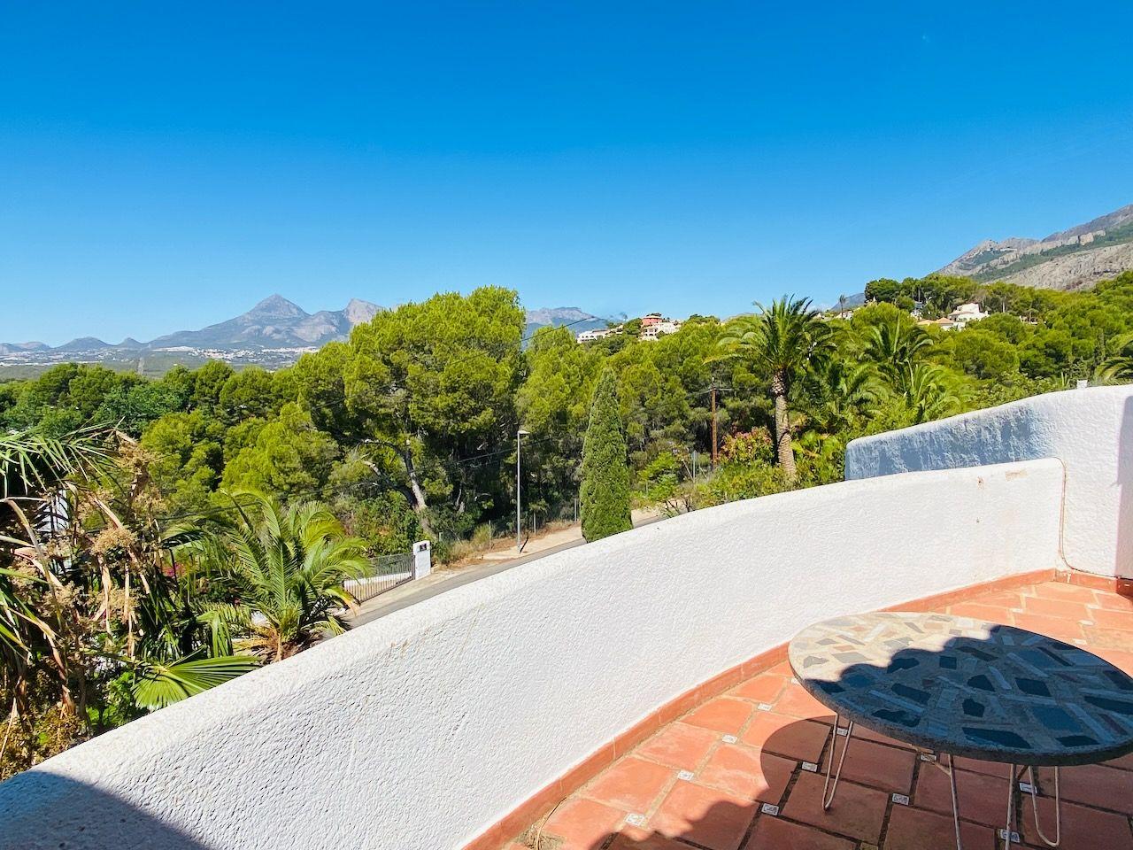 1394NS - In Altea La Vella, in der Nähe des Golfplatzes, mit mediterraner Eleganz und Blick auf das Meer und die Berge.