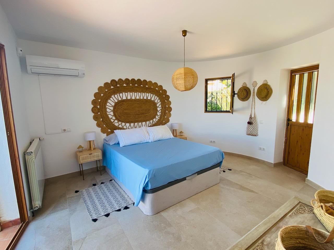 1394NS - In Altea La Vella, in der Nähe des Golfplatzes, mit mediterraner Eleganz und Blick auf das Meer und die Berge.