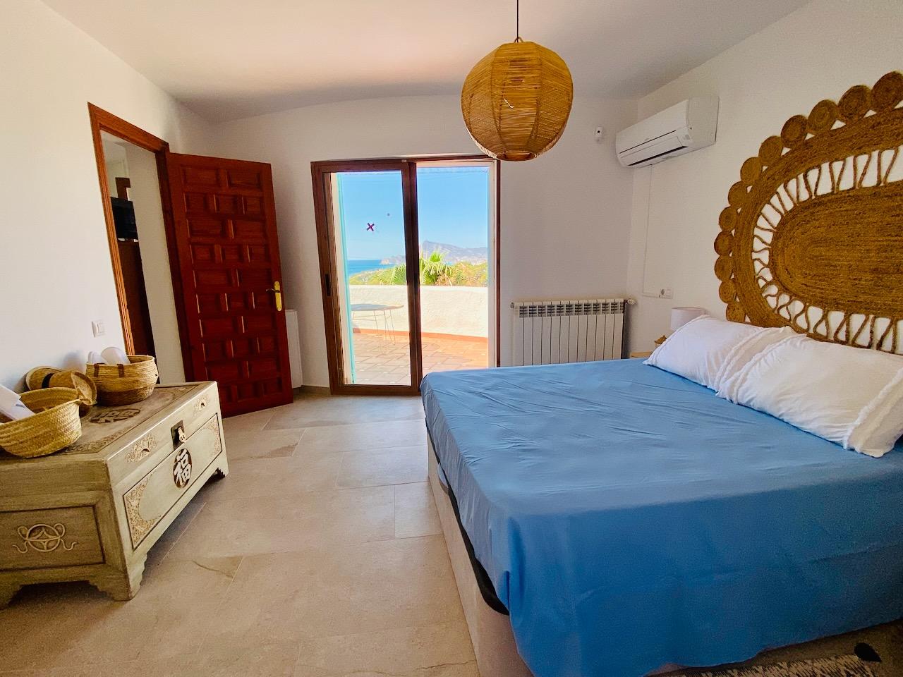 1394NS - In Altea La Vella, in der Nähe des Golfplatzes, mit mediterraner Eleganz und Blick auf das Meer und die Berge.