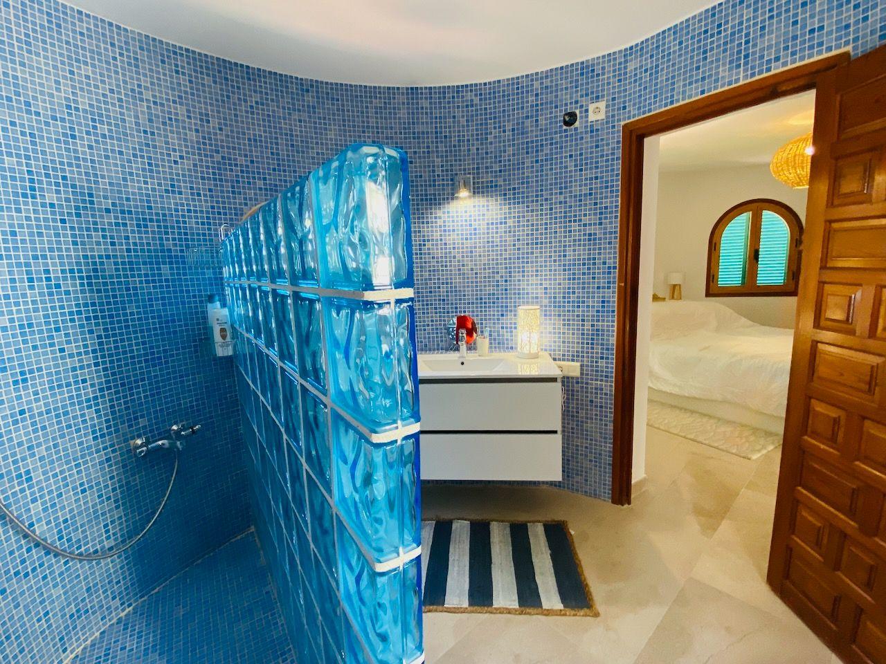 1394NS - In Altea La Vella, in der Nähe des Golfplatzes, mit mediterraner Eleganz und Blick auf das Meer und die Berge.