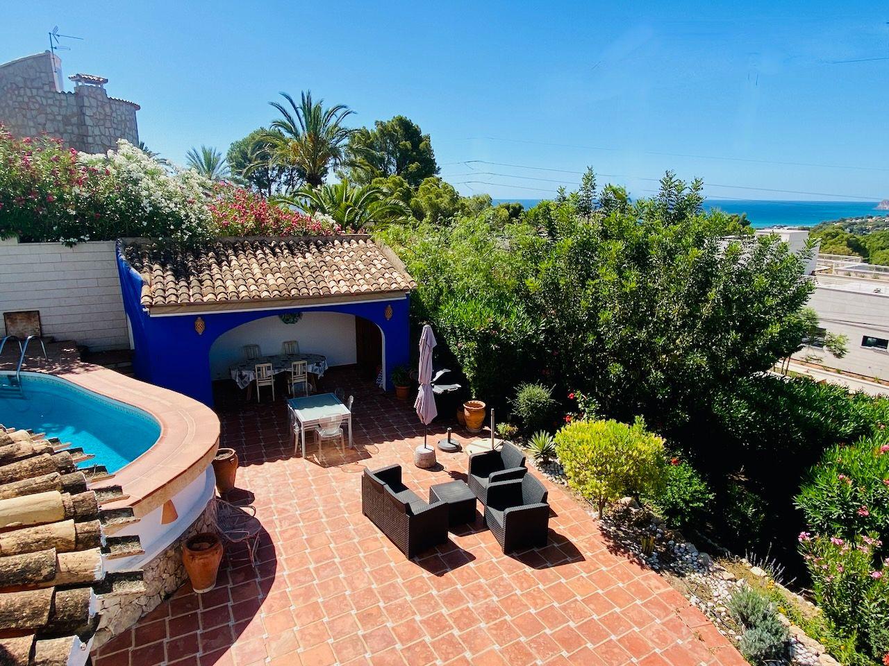 1394NS - In Altea La Vella, in der Nähe des Golfplatzes, mit mediterraner Eleganz und Blick auf das Meer und die Berge.