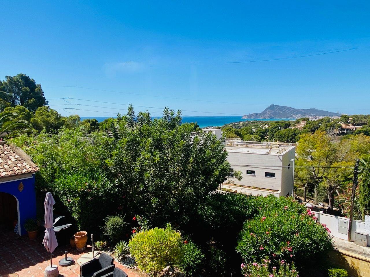 1394NS - In Altea La Vella, in der Nähe des Golfplatzes, mit mediterraner Eleganz und Blick auf das Meer und die Berge.