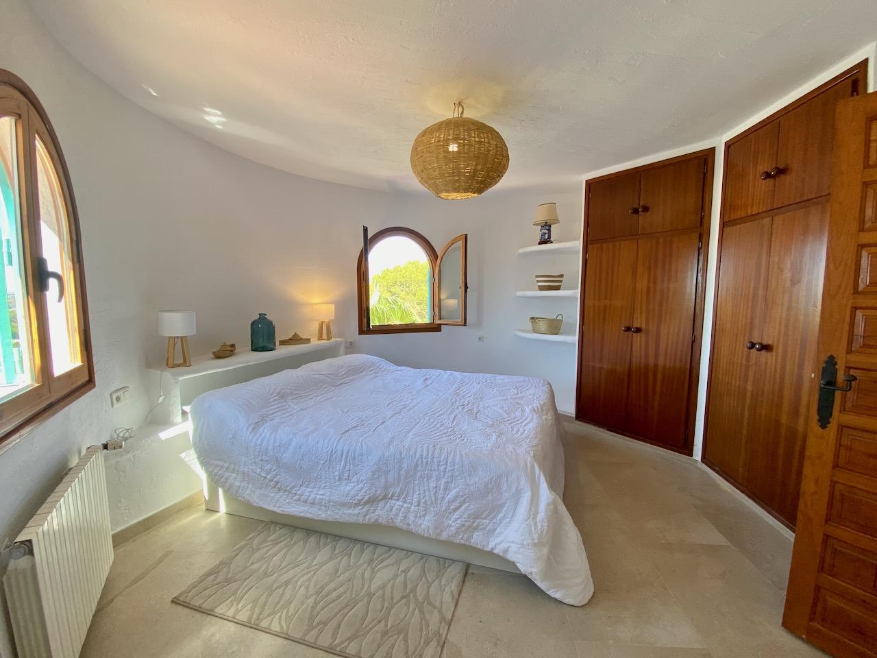 1394NS - In Altea La Vella, in der Nähe des Golfplatzes, mit mediterraner Eleganz und Blick auf das Meer und die Berge.
