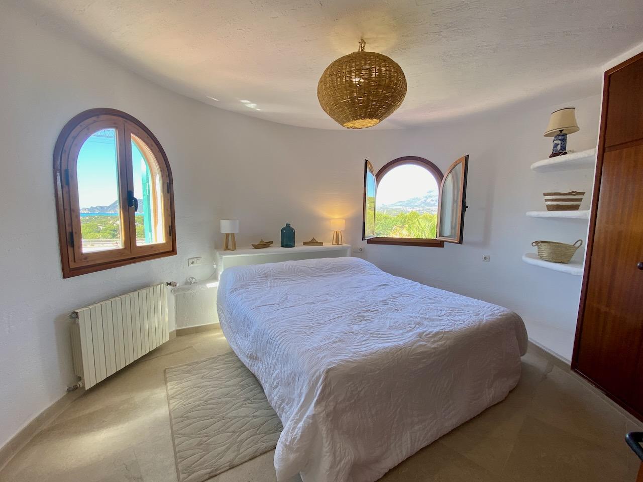 1394NS - In Altea La Vella, in der Nähe des Golfplatzes, mit mediterraner Eleganz und Blick auf das Meer und die Berge.