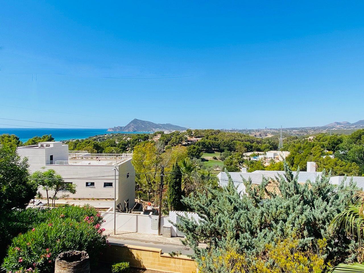 1394NS - In Altea La Vella, in der Nähe des Golfplatzes, mit mediterraner Eleganz und Blick auf das Meer und die Berge.