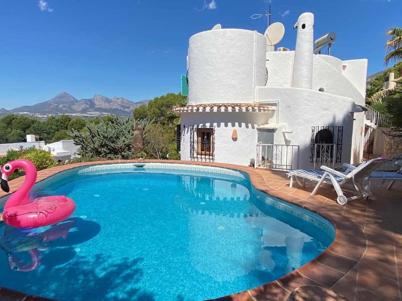 1394NS - In Altea La Vella, in der Nähe des Golfplatzes, mit mediterraner Eleganz und Blick auf das Meer und die Berge.