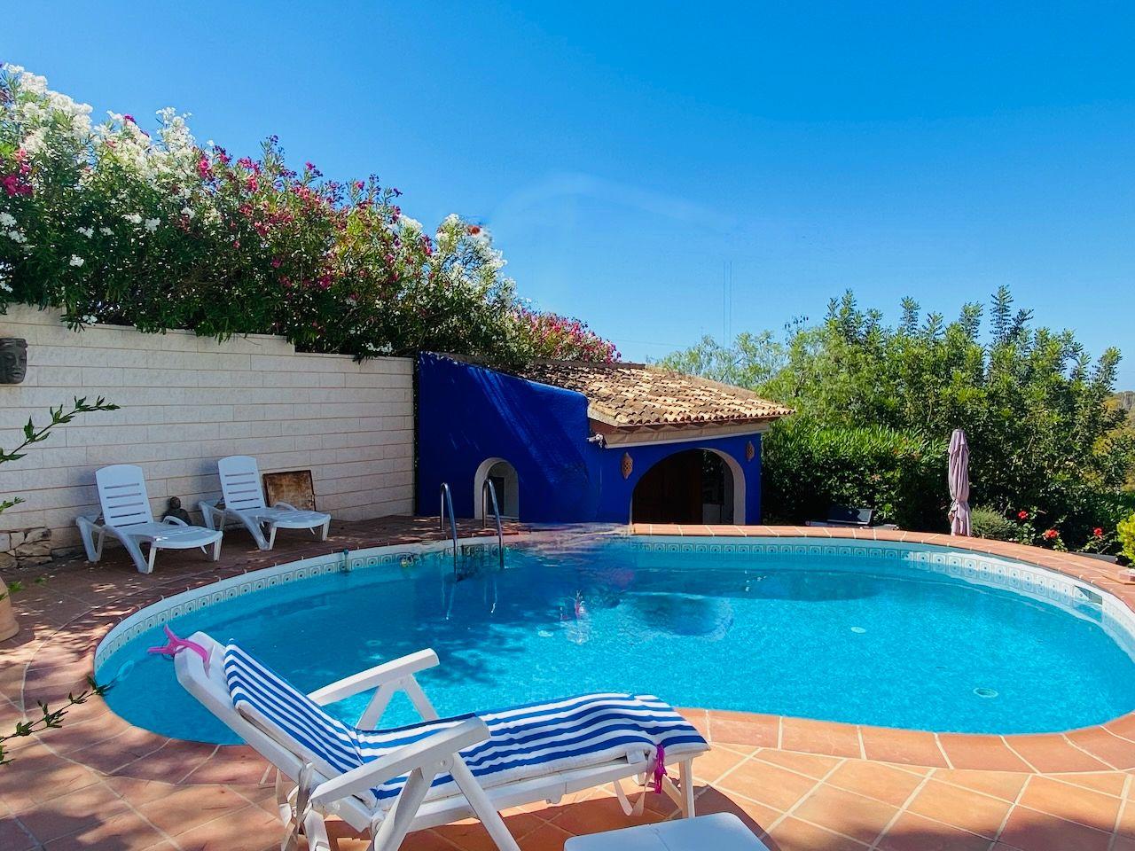 1394NS - In Altea La Vella, in der Nähe des Golfplatzes, mit mediterraner Eleganz und Blick auf das Meer und die Berge.