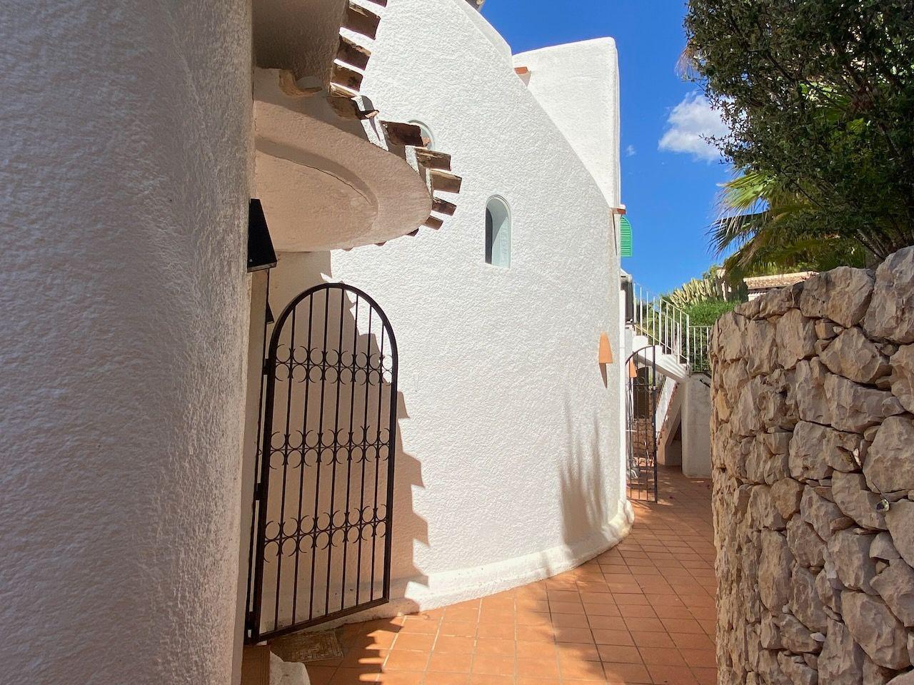 1394NS - In Altea La Vella, in der Nähe des Golfplatzes, mit mediterraner Eleganz und Blick auf das Meer und die Berge.