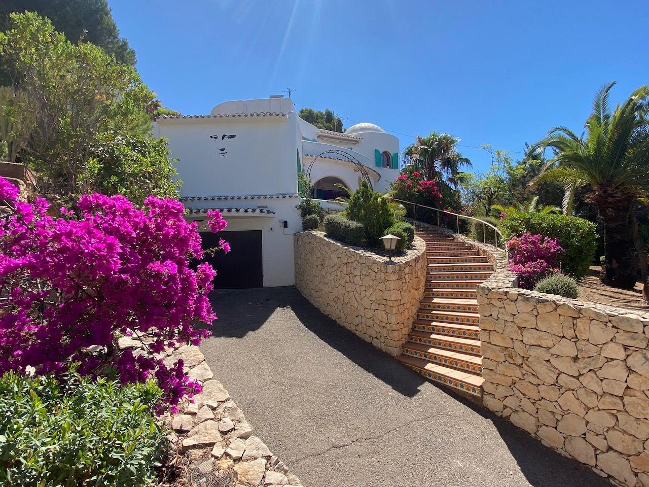 1394NS - In Altea La Vella, in der Nähe des Golfplatzes, mit mediterraner Eleganz und Blick auf das Meer und die Berge.