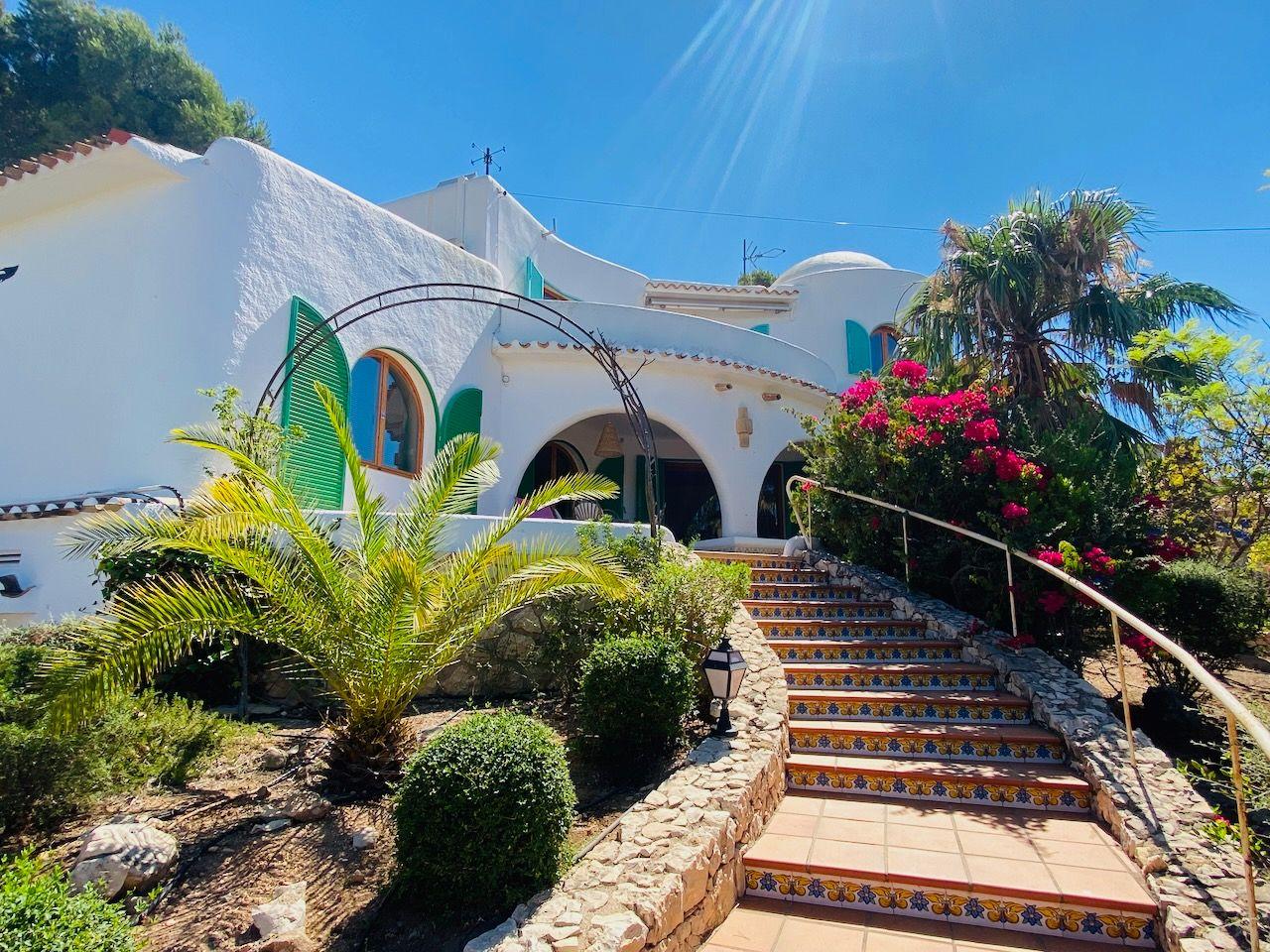 1394NS - In Altea La Vella, in der Nähe des Golfplatzes, mit mediterraner Eleganz und Blick auf das Meer und die Berge.