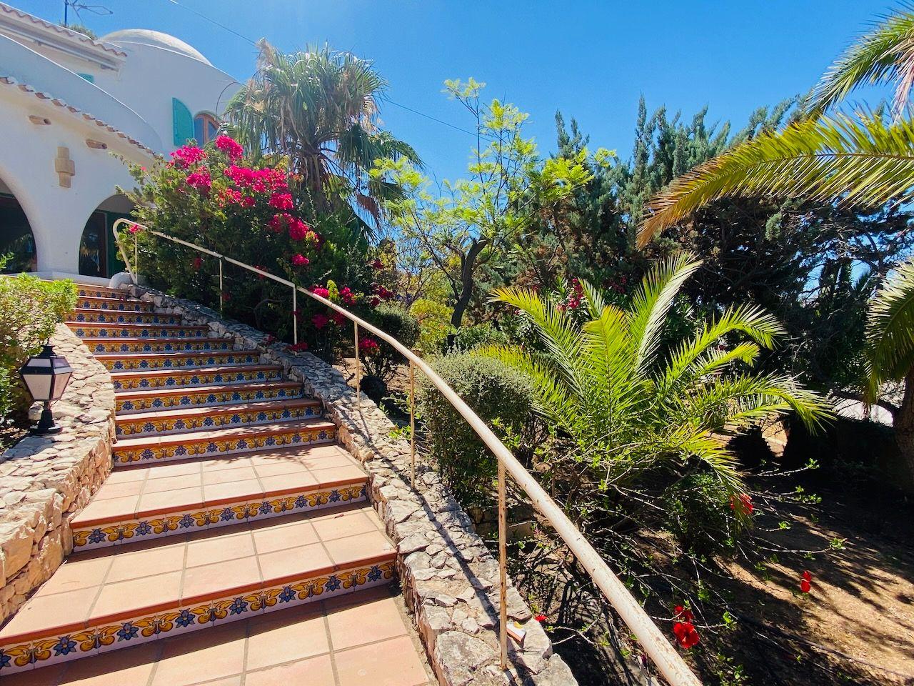 1394NS - In Altea La Vella, in der Nähe des Golfplatzes, mit mediterraner Eleganz und Blick auf das Meer und die Berge.