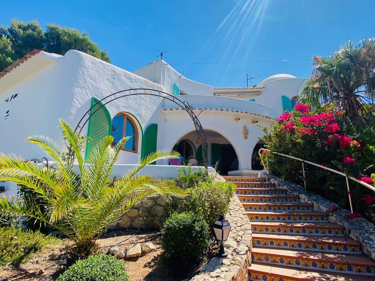 1394NS - In Altea La Vella, in der Nähe des Golfplatzes, mit mediterraner Eleganz und Blick auf das Meer und die Berge.