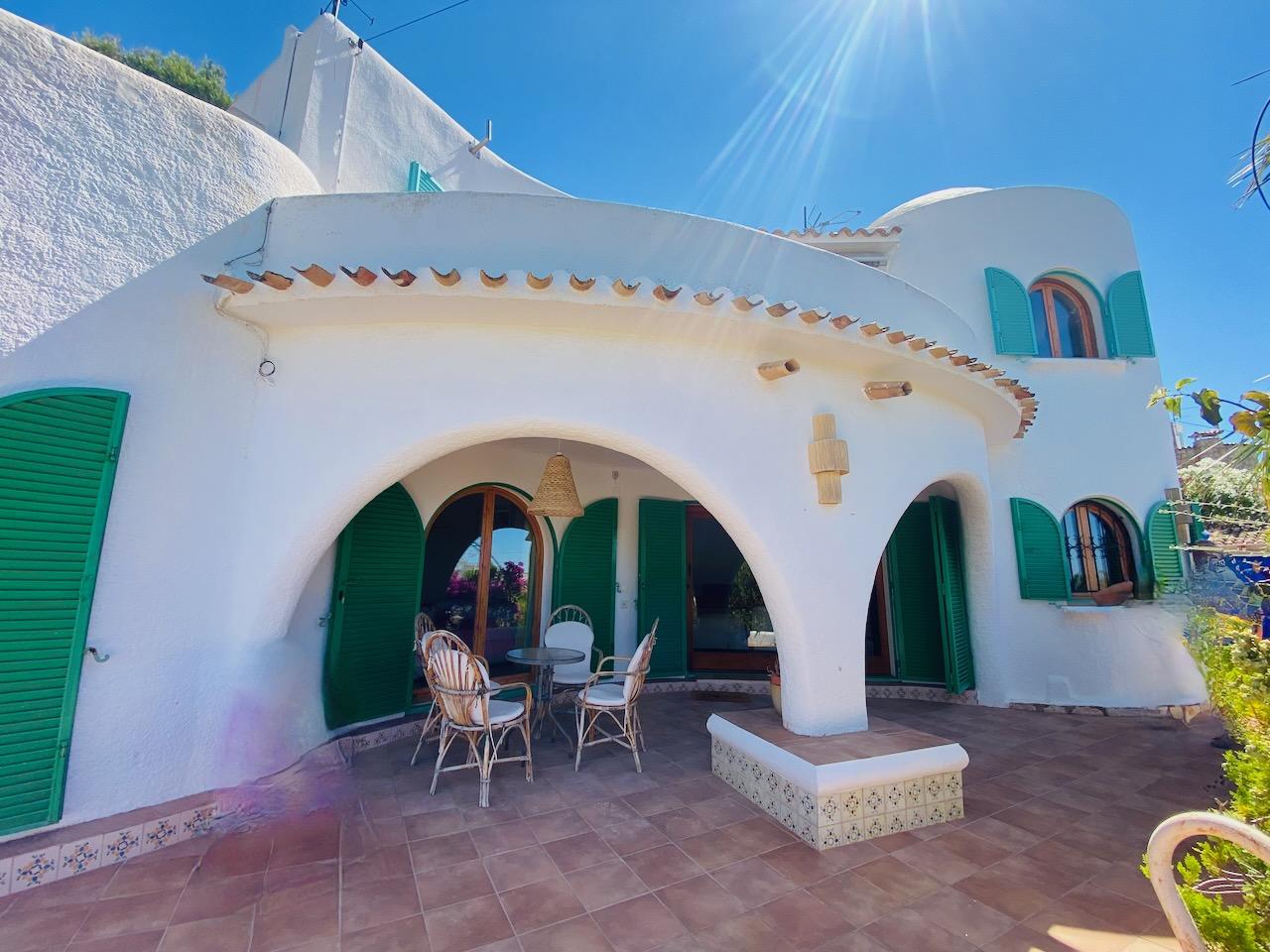 1394NS - In Altea La Vella, in der Nähe des Golfplatzes, mit mediterraner Eleganz und Blick auf das Meer und die Berge.