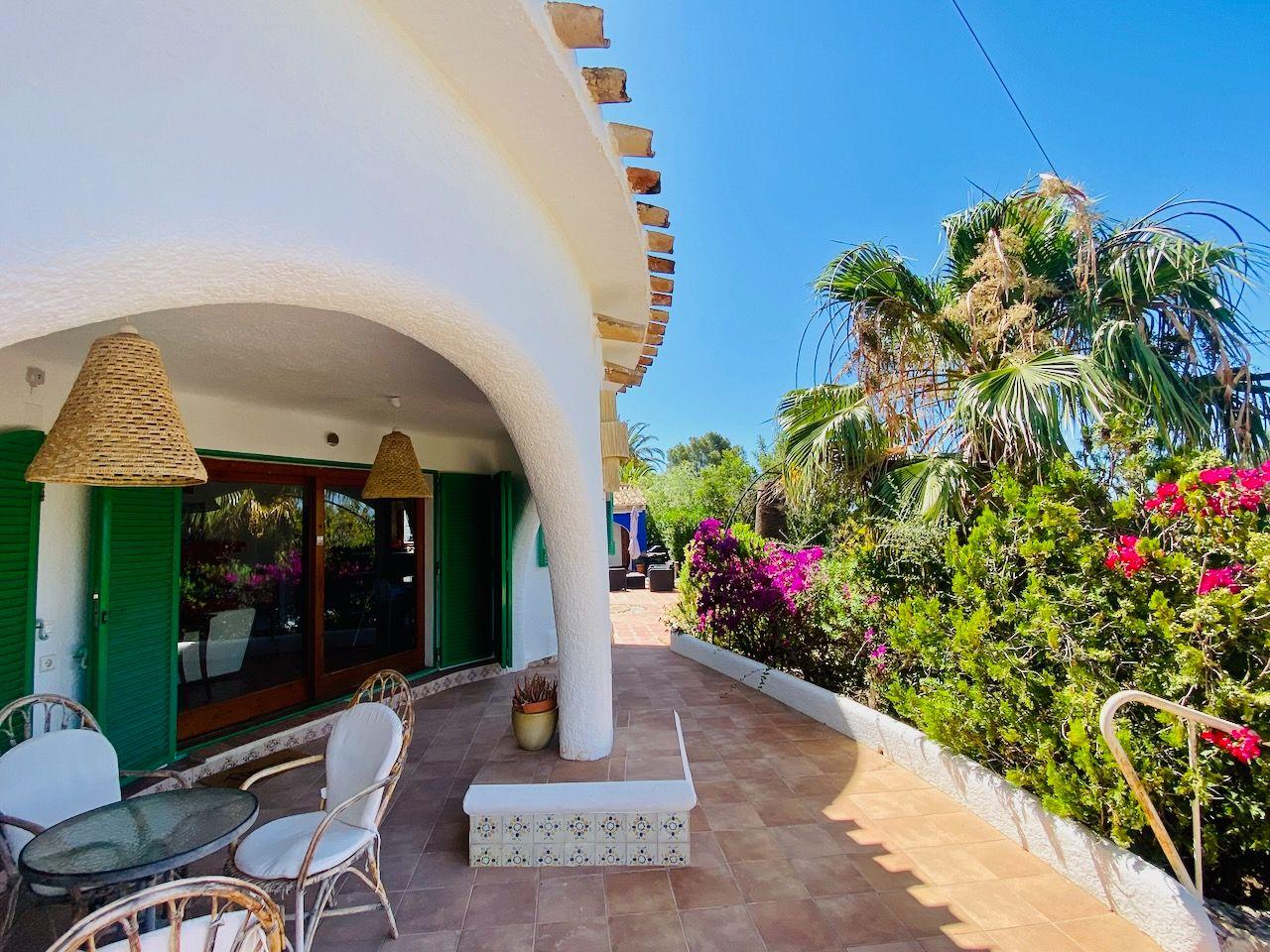 1394NS - In Altea La Vella, in der Nähe des Golfplatzes, mit mediterraner Eleganz und Blick auf das Meer und die Berge.