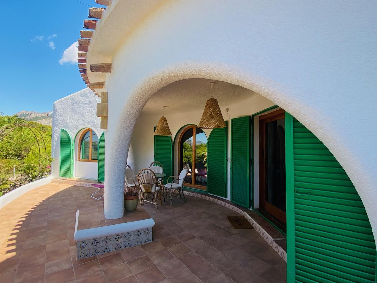 1394NS - In Altea La Vella, in der Nähe des Golfplatzes, mit mediterraner Eleganz und Blick auf das Meer und die Berge.