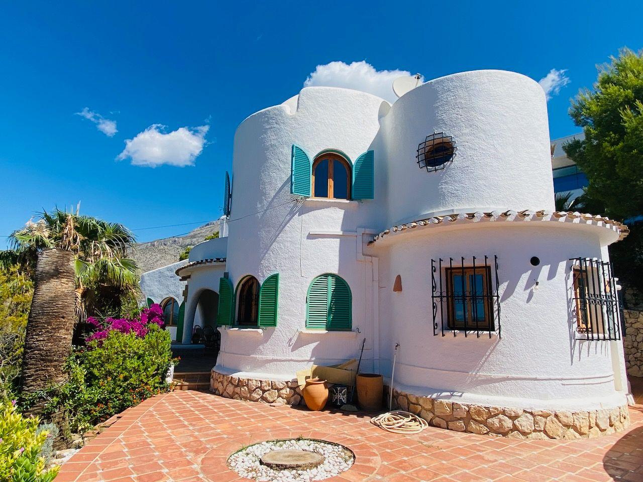 1394NS - In Altea La Vella, in der Nähe des Golfplatzes, mit mediterraner Eleganz und Blick auf das Meer und die Berge.
