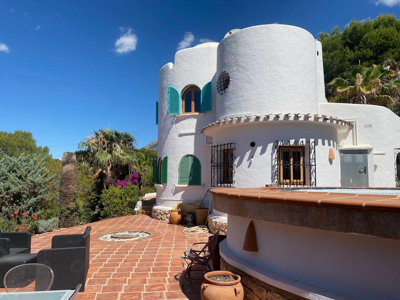 1394NS - In Altea La Vella, in der Nähe des Golfplatzes, mit mediterraner Eleganz und Blick auf das Meer und die Berge.