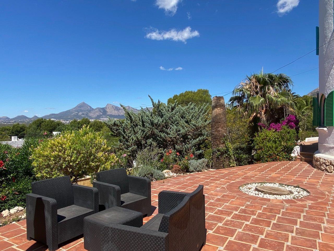 1394NS - In Altea La Vella, in der Nähe des Golfplatzes, mit mediterraner Eleganz und Blick auf das Meer und die Berge.