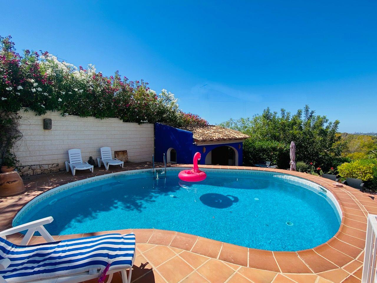 1394NS - In Altea La Vella, in der Nähe des Golfplatzes, mit mediterraner Eleganz und Blick auf das Meer und die Berge.