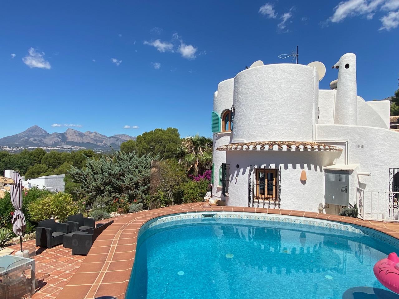 1394NS - In Altea La Vella, in der Nähe des Golfplatzes, mit mediterraner Eleganz und Blick auf das Meer und die Berge.