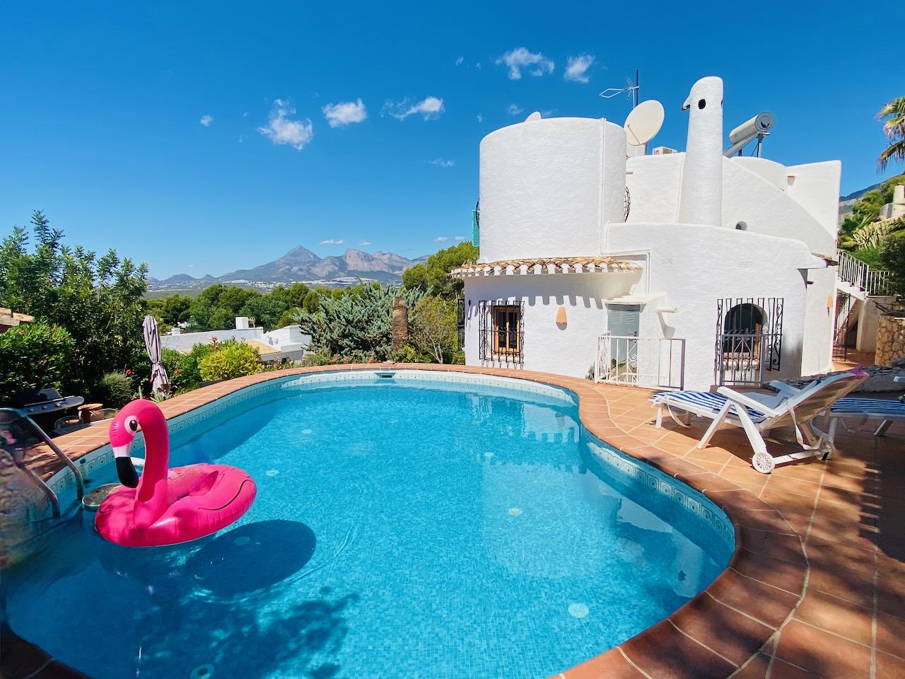1394NS - In Altea La Vella, in der Nähe des Golfplatzes, mit mediterraner Eleganz und Blick auf das Meer und die Berge.