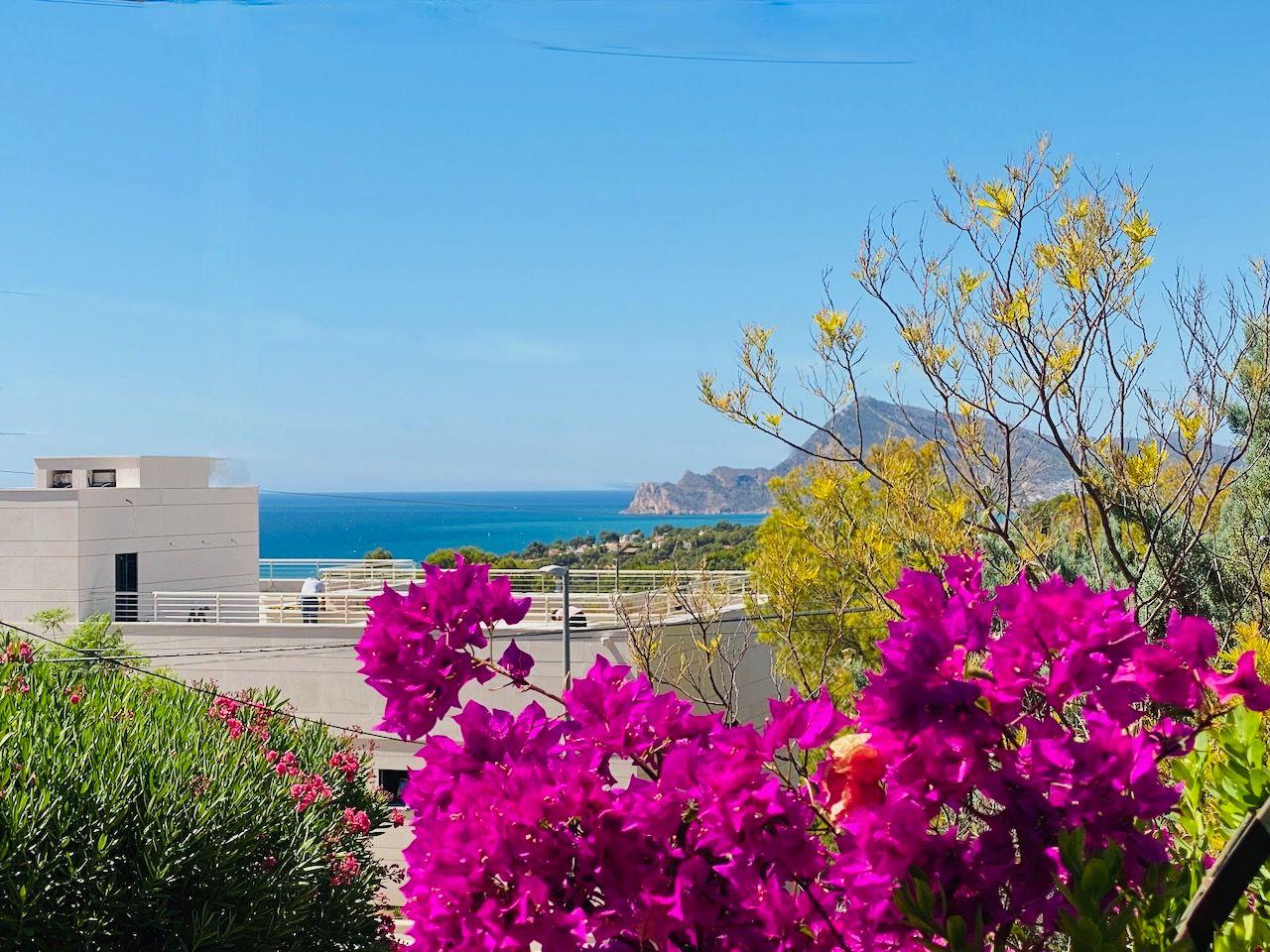 1394NS - In Altea La Vella, in der Nähe des Golfplatzes, mit mediterraner Eleganz und Blick auf das Meer und die Berge.