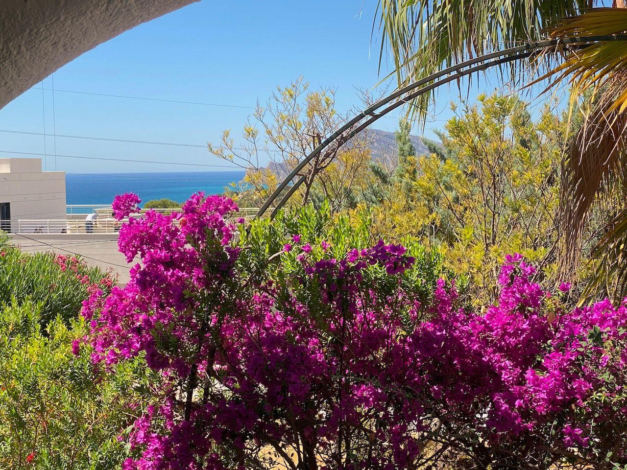1394NS - In Altea La Vella, in der Nähe des Golfplatzes, mit mediterraner Eleganz und Blick auf das Meer und die Berge.